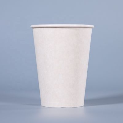 Einwegkaffeepapierbecher für eine Wand