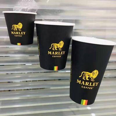 Einwegkaffeepapierbecher für eine Wand