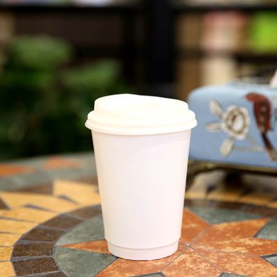 Personalisierte Einweg-Tekaway-Papier-Kaffee-Tassen mit Deckel 16 Oz